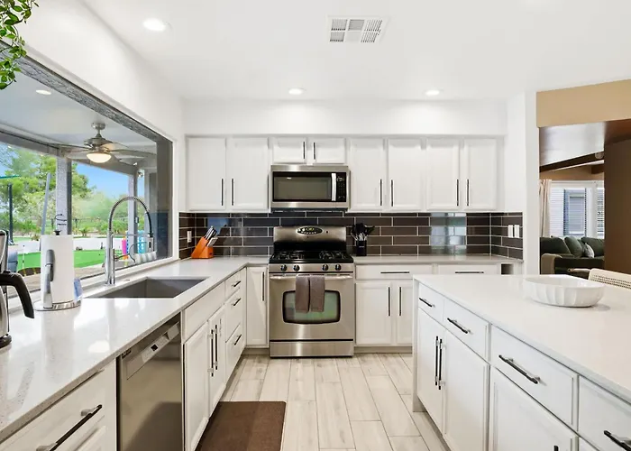 Fun-filled Oasis - Pool Pickleball Games Galore Holiday home *